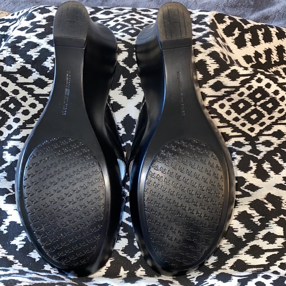 Tommy Hilfiger Black Leather Heels- Size 10 - Picture 5 of 10